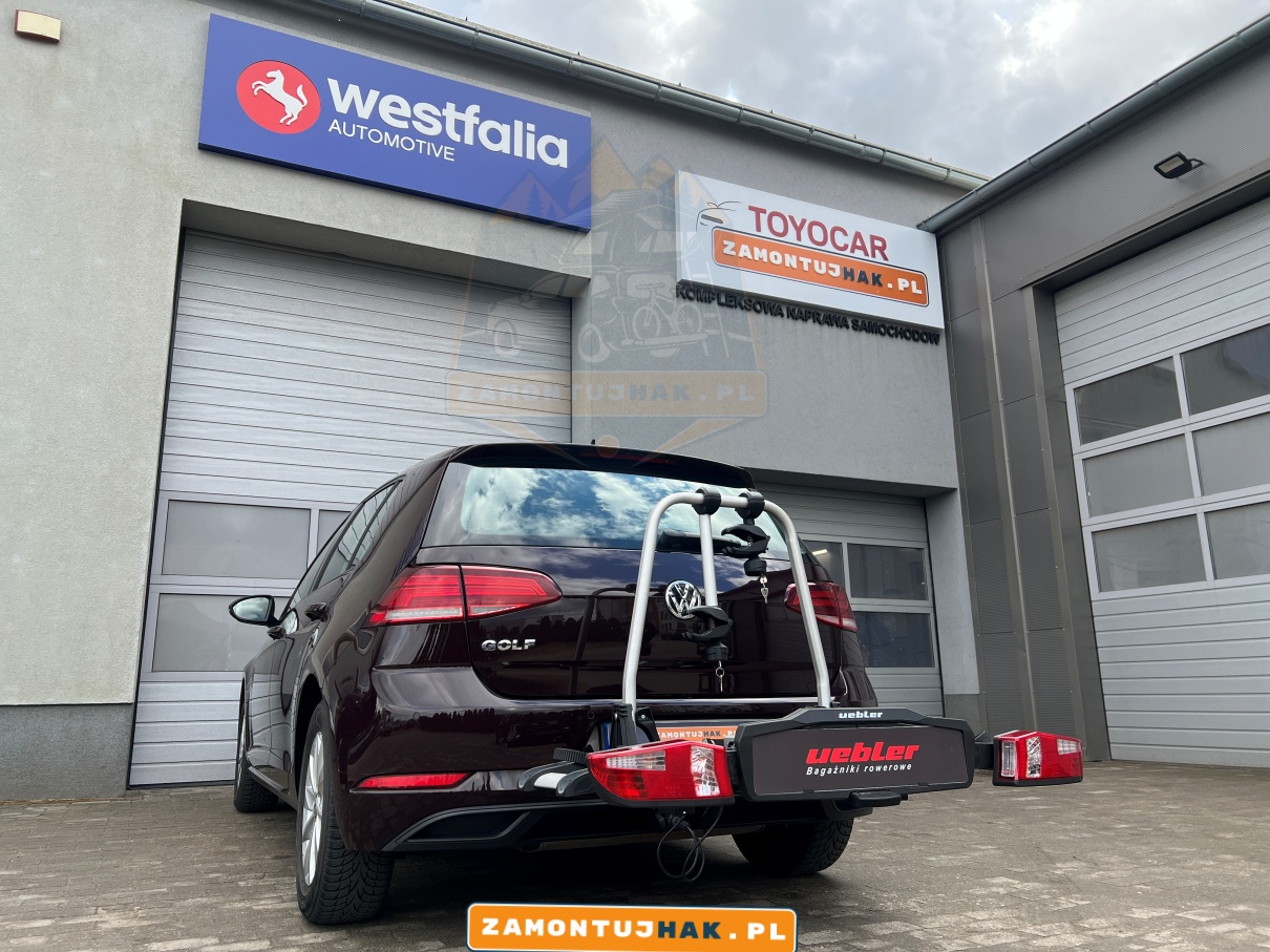 Bezpieczny transport rower&oacute;w na VW Golfie 7 z bagażnikiem rowerowym Uebler X21s